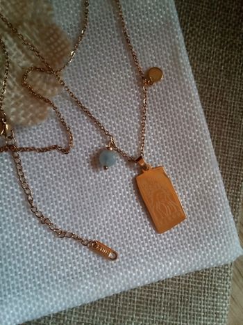 Collier médaillon vierge et pierre aigue marine