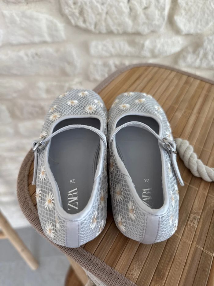 Ballerine blanche marguerite Zara Pointure 26 - 6 € - photo numéro 2