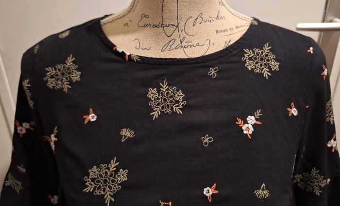 Blouse noire toute brodée - photo numéro 2