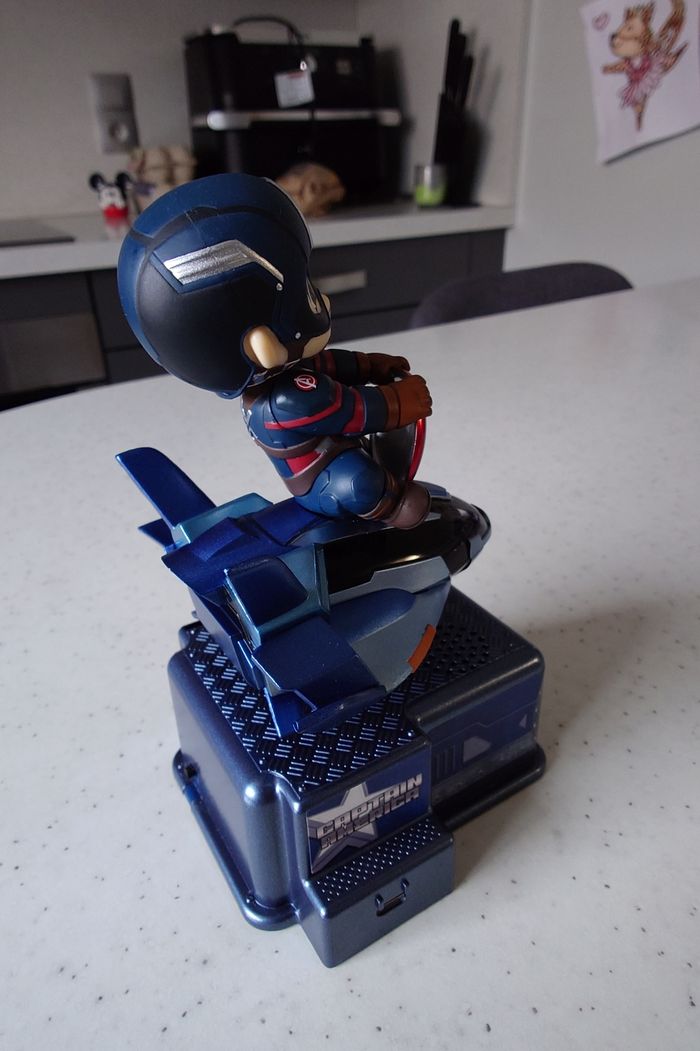 Figurine Hot Toys Cosbaby Cosrider Marvel Avengers Captain America (Exclu Disney US) - photo numéro 3