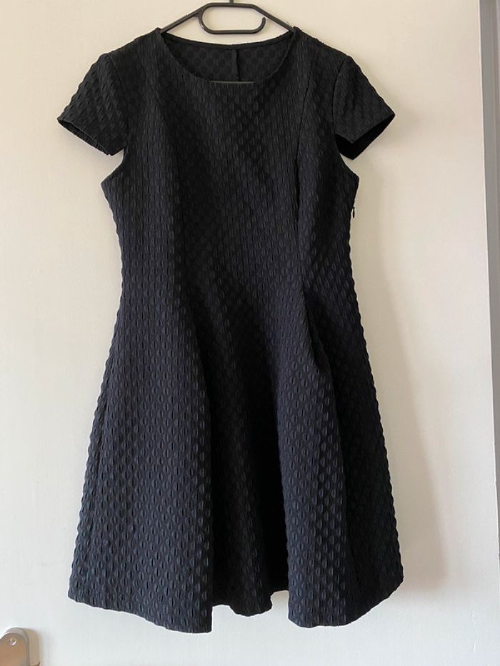 Robe noire gaufrée