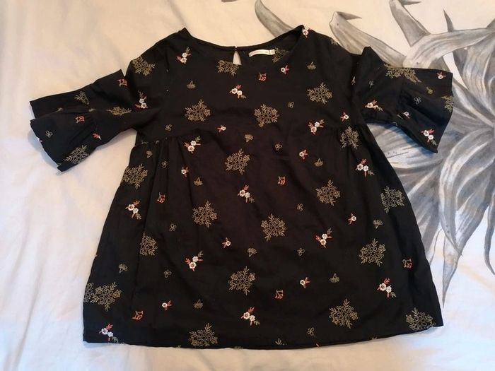 Blouse noire manches courtes et évasées