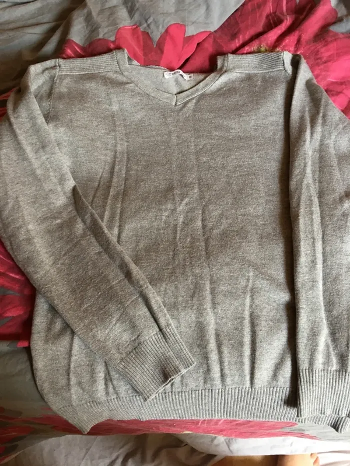 Pull fin à col V