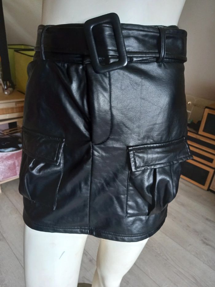Minie jupe style simili taille M - photo numéro 2