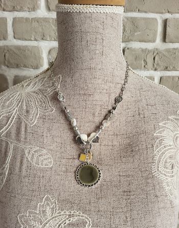 Collier en métal argenté et perles ton nacre
et gris