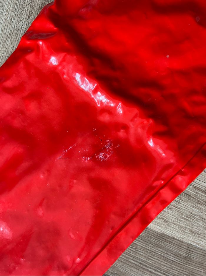 Tenue vinyle rouge : Haut court, pantalon patte d'éléphant et ceinture | Déguisement Carnaval ou Halloween 🎃 - photo numéro 5