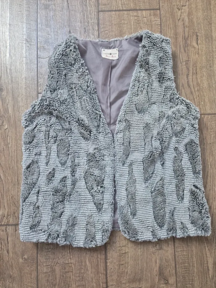 Gilet sans manche type fausse fourrure taille 2 cache cache