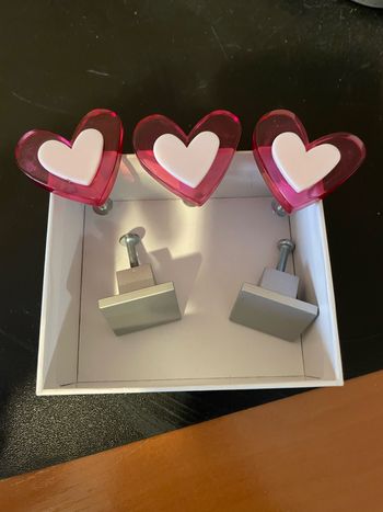 Vends BOUTON ou POIGNÉE DE TIROIR COEUR COULEURS POUR POIGNÉE MEUBLE ENFANTS en très bon état 3 cœurs et 2 carré