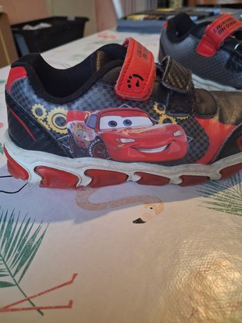 Une paire de basket cars taille 28