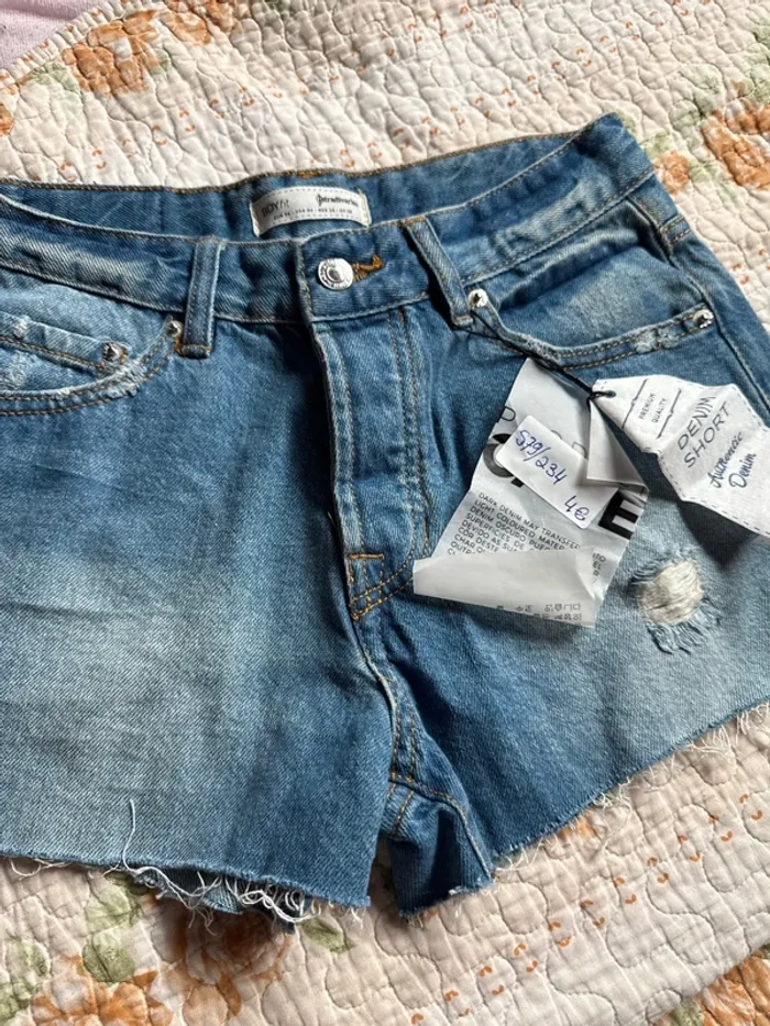 Short stradivarius neuf avec étiquette taille 36 - photo numéro 4