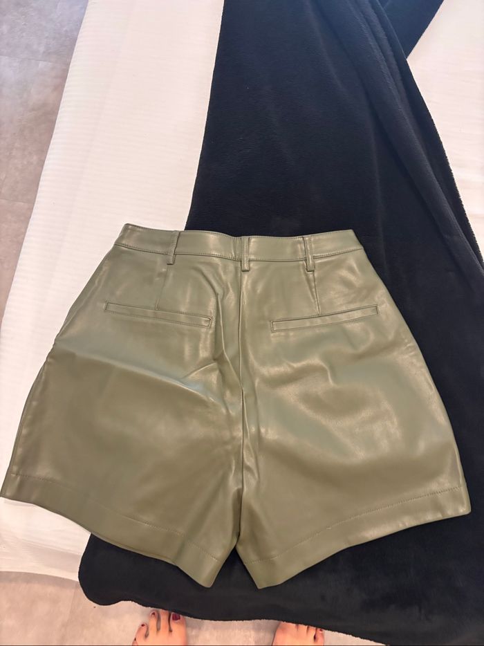 Short cuir vert
