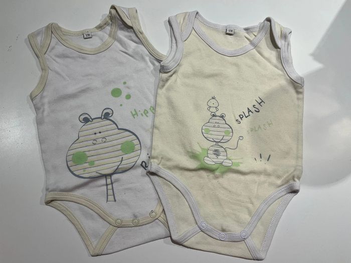 Lot de 2 body sans manches taille 12 mois.