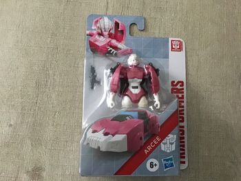Neuf figurine transformers arcee