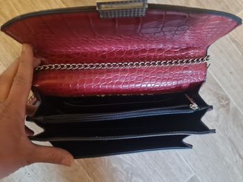 Sac à main rouge foncé