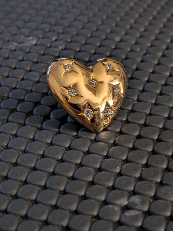 Pin's cœur doré effet matelassé strass