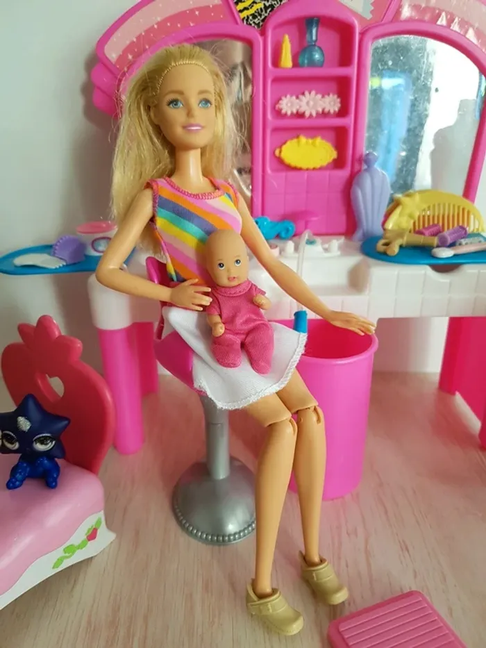 Salon de beauté Barbie et ses enfants - photo numéro 9