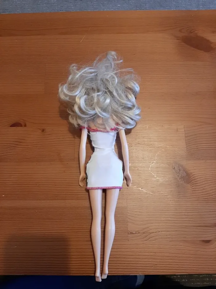 Barbie 2010 Mattel - photo numéro 2