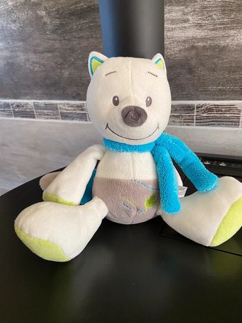 Doudou peluche renard blanc écharpe bleu feuille verte brodée tex