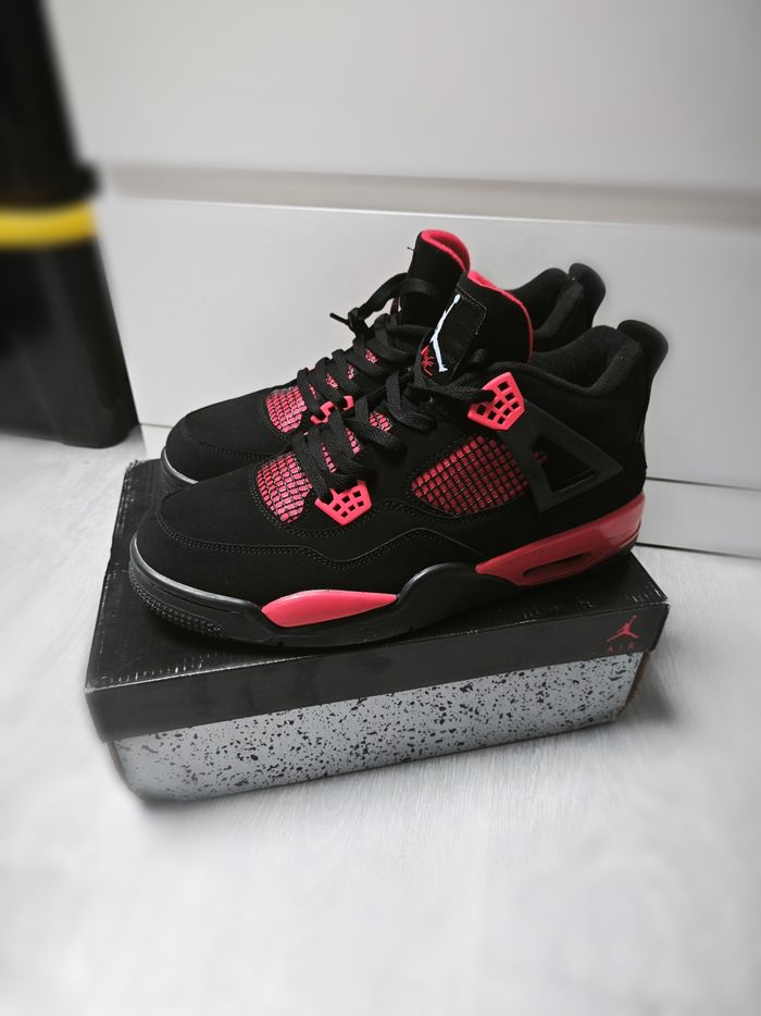 Nike Air Jordans Rouge/Noir Taille 46 avec Défaut de fabrication
