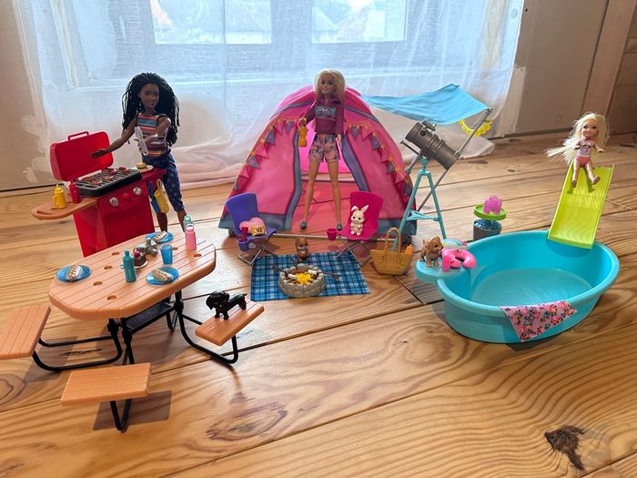 Ensemble barbies tente de camping ,barbecue, et piscine