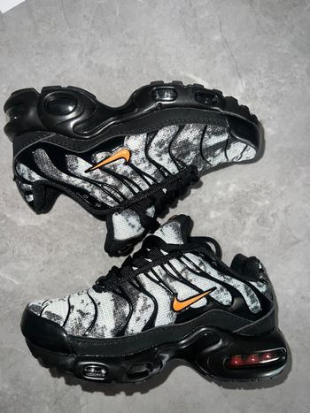 NIKE TN MILITAIRE GRIS ORANGE 28