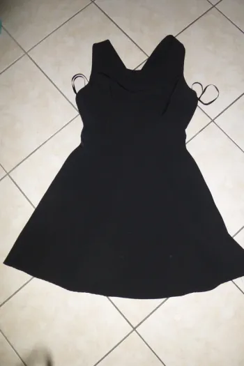 jolie robe noir croisée dans le dos taille L neuve