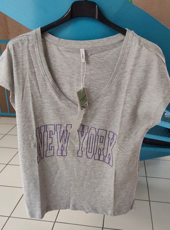 Tee-shirt manches courtes NEUF taille 38 marque ONLY avec "New York"