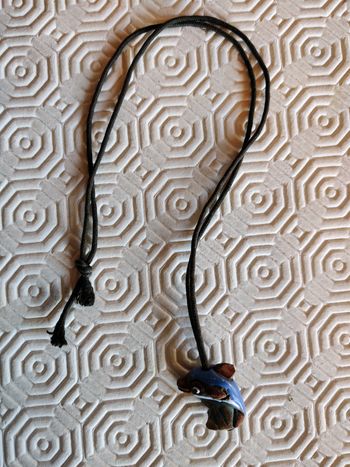 Collier noir et pendentif dauphin