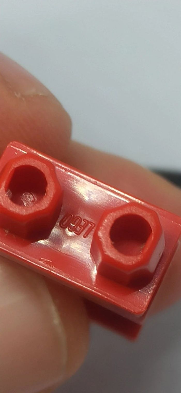 Homme cotte rouge avec clé lego - photo numéro 8