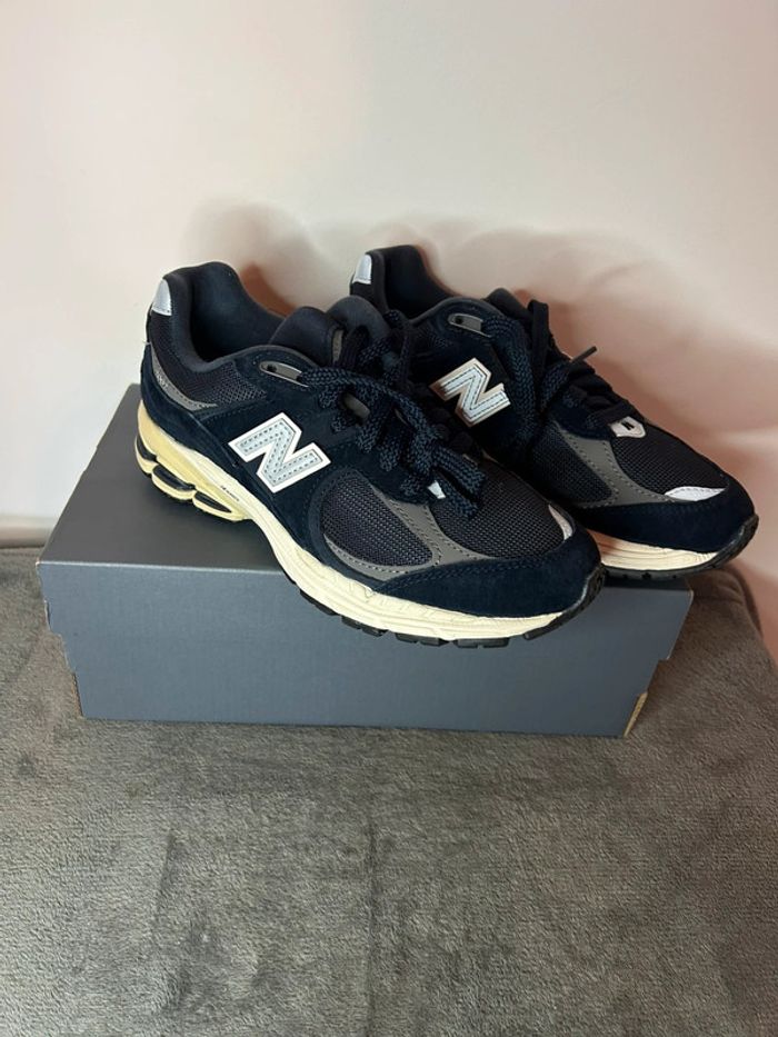 New Balance M2002 Bleu Marine – Style & Confort au Top- taille 37 - photo numéro 3