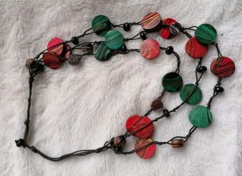 Collier avec perles en bois