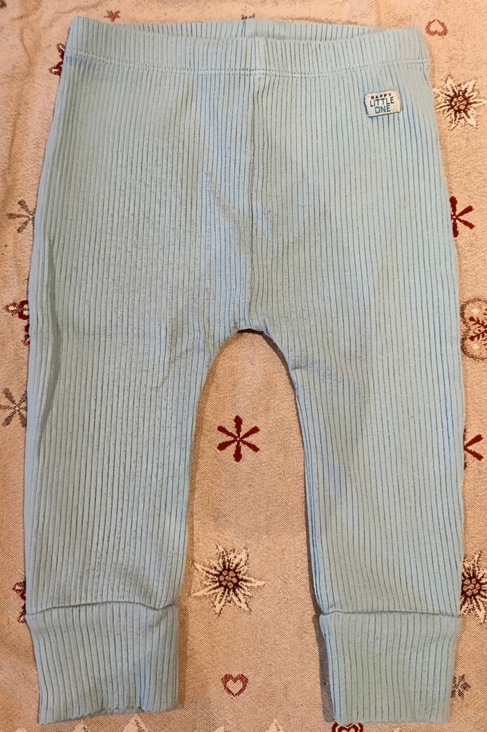 Pyjama 💤 deux pièces😴 en coton et 1 paire👶 de chaussons ✨brodés - photo numéro 6