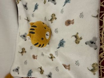 DOUDOU PLAT CARRÉ TIGRE BLANC ORANGE ÉLÉPHANT Simba Toys Kiabi