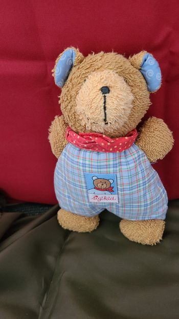 SIGIKID Doudou ours marron bleu 22 cm Foulard rouge bleu carreaux