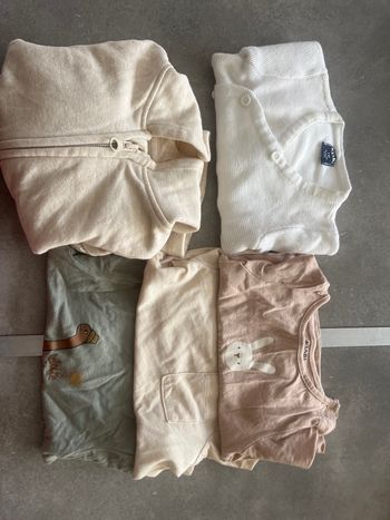 3 haut un gilet une brassière 1 mois