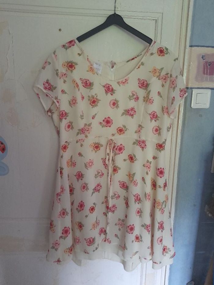 Robe jaune à imprimé fleuri rose, taille 46