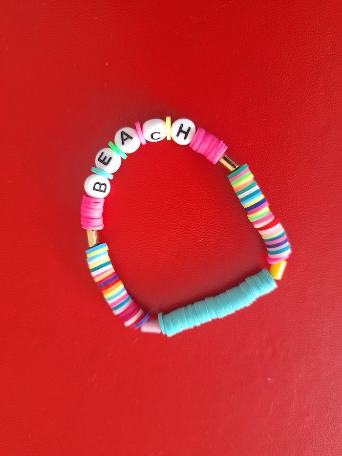 Neuf Bracelet fille à perles plates et marqués BEACH