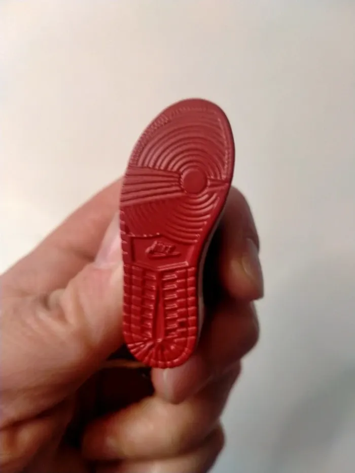 Porte-clés miniature basket Air Jordan 1 "Bred" - photo numéro 3