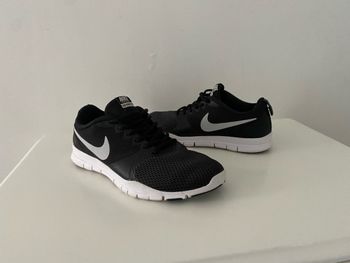 Nike noir et blanche taille 37