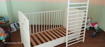 Lit enfant à barreaux evolutif  70x140+ matelas+drap housse+ alèse