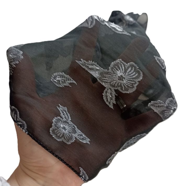 Écharpe Noire Élégante à Fleurs Argentées - photo numéro 4