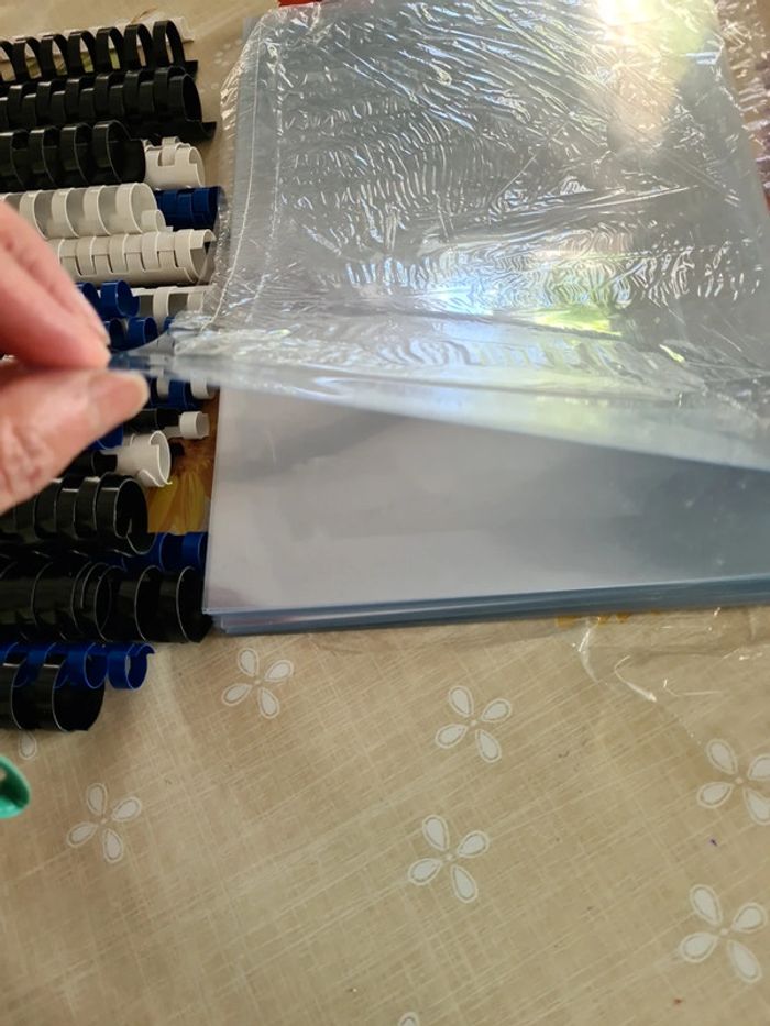 Lot de 45 reliures plastique,et 60 feuilles transparentes - photo numéro 4