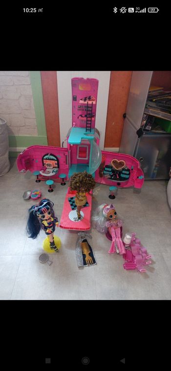 Campings car et 3 grande poupées lol