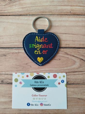 Porte clé simili cuir coeur aide soignant en or