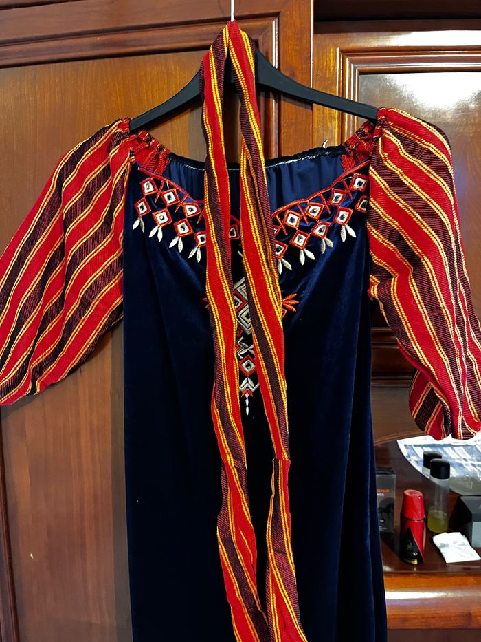 Robe kabyle brodé pour femme , tissu velours bleu marine, ceinture et manches fouta - photo numéro 3