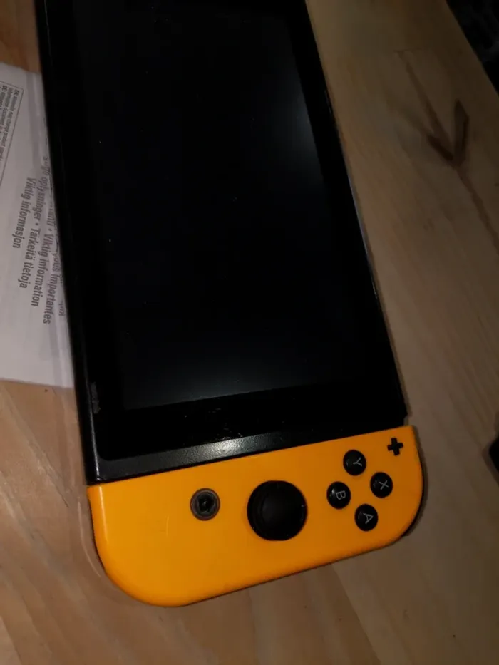 Nintendo Switch V2 Jaune & Violet - photo numéro 9