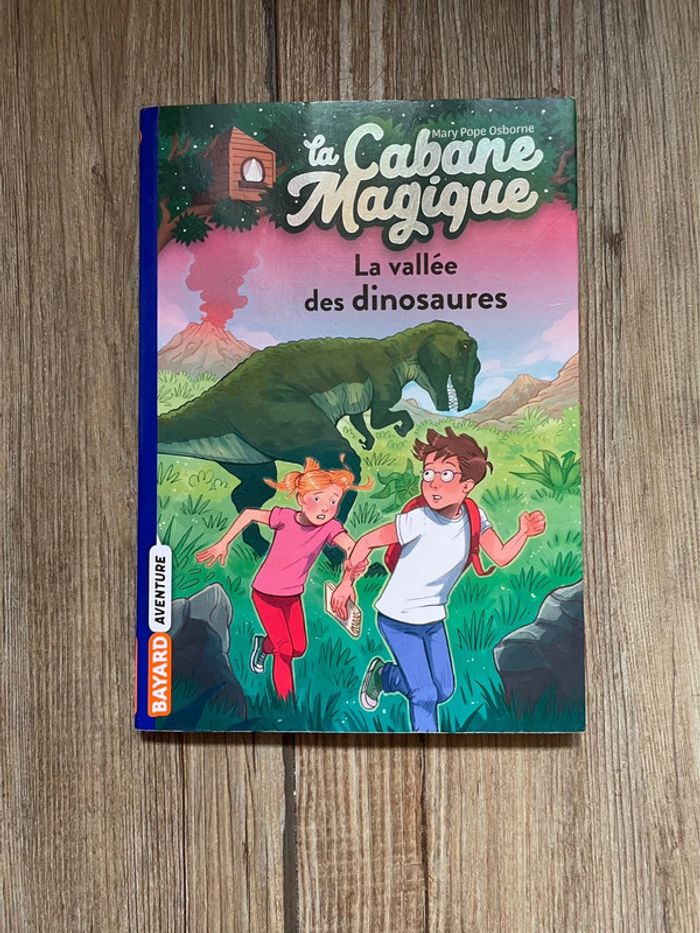 Livre La vallée des dinosaures. Tbe