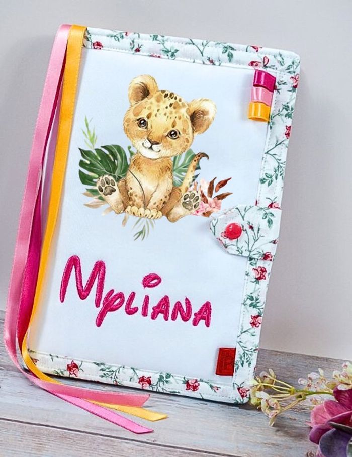 Protège carnet de santé personnalisé LION SAVANE - CHOIX DE COULEURS ET PRÉNOM PAR MESSAGE - photo numéro 2