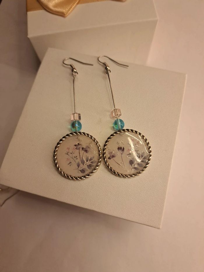 Boucles d'oreilles pendante en résine florale - photo numéro 2