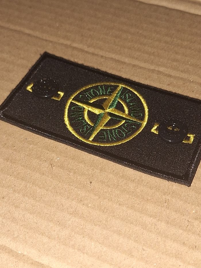 1 Patch Stone Island + 2 boutons - photo numéro 3